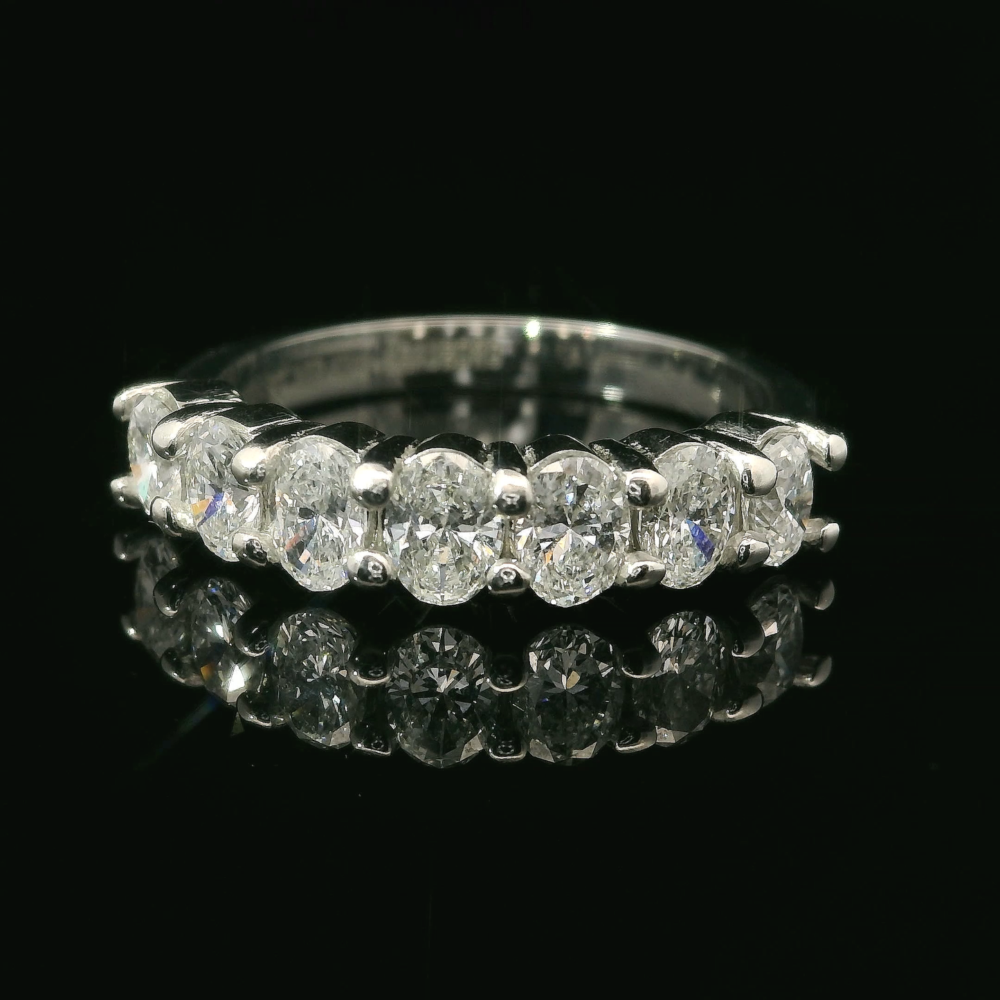 Elegant Oval Diamonds Ring - Platinum