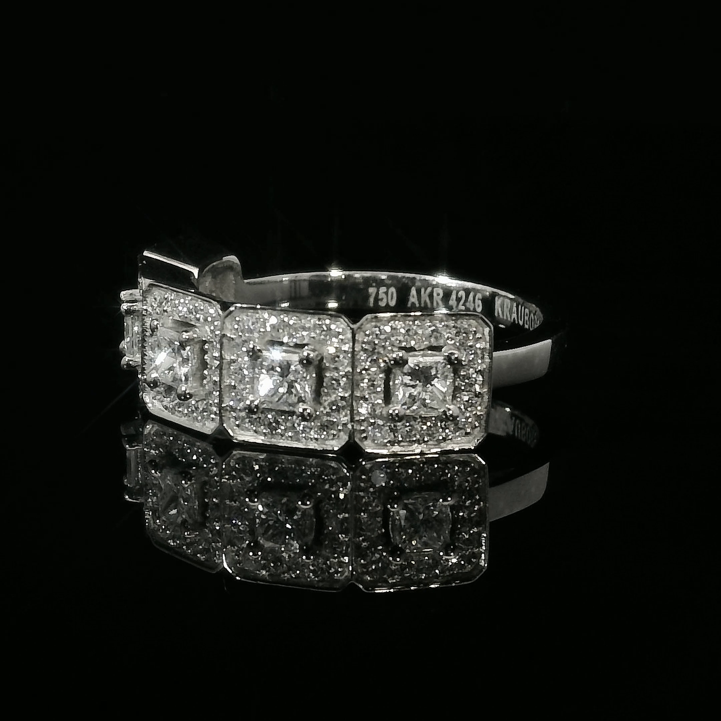 Diamond Engagement Ring - 18kt White Gold
