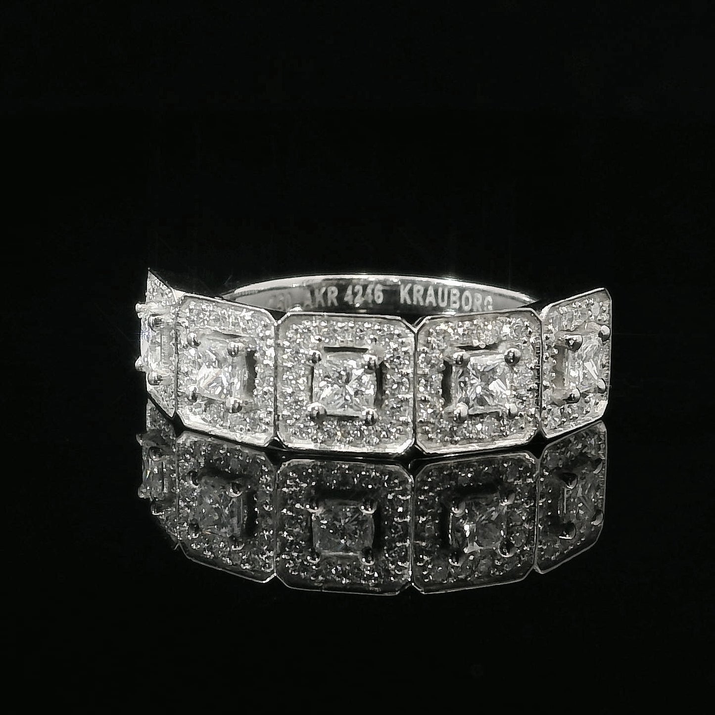 Diamond Engagement Ring - 18kt White Gold