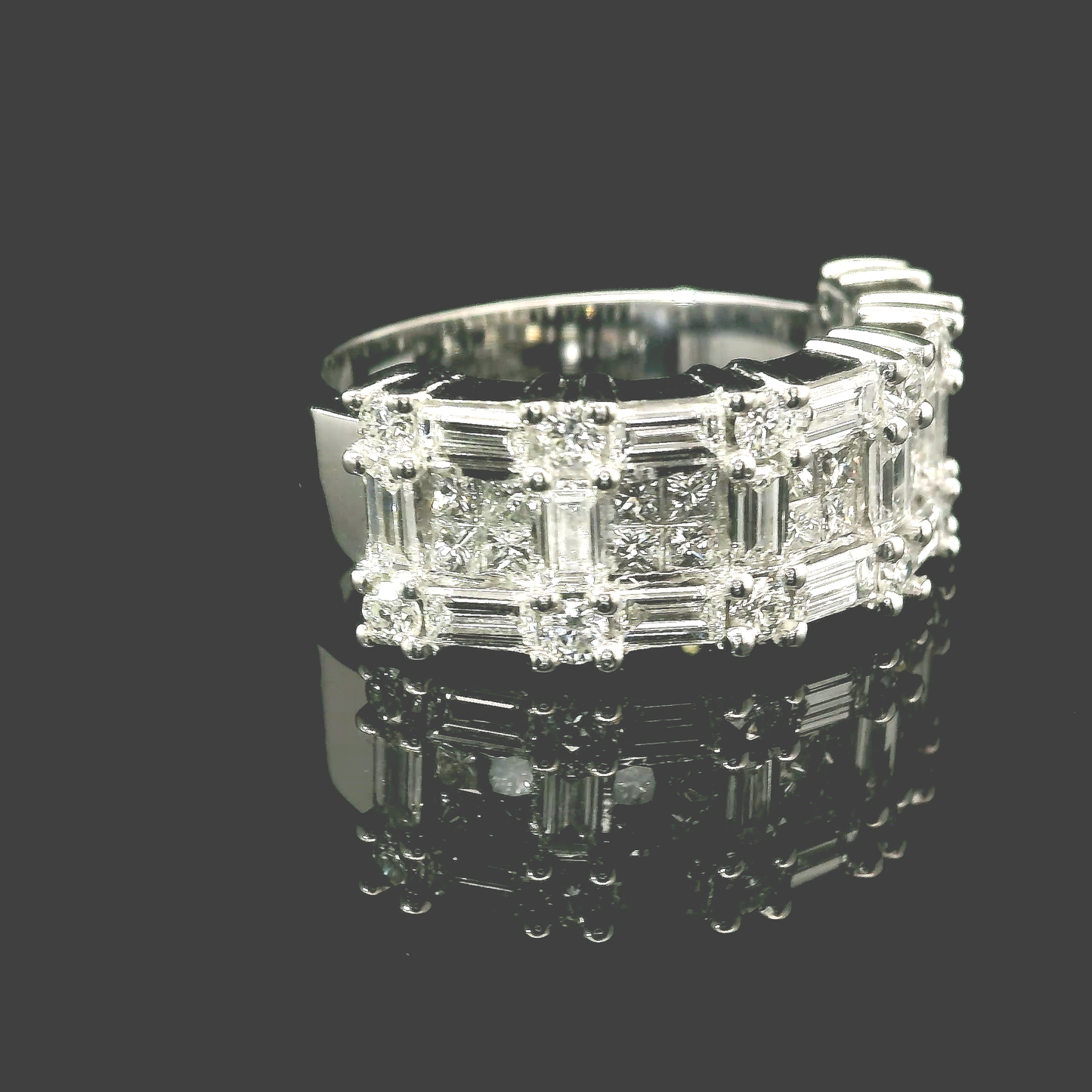 Diamond Engagement Ring - 18kt White Gold
