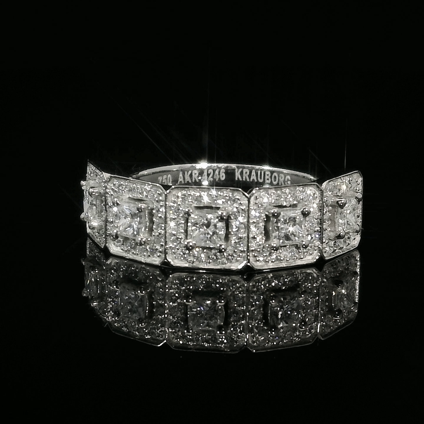 Diamond Engagement Ring - 18kt White Gold