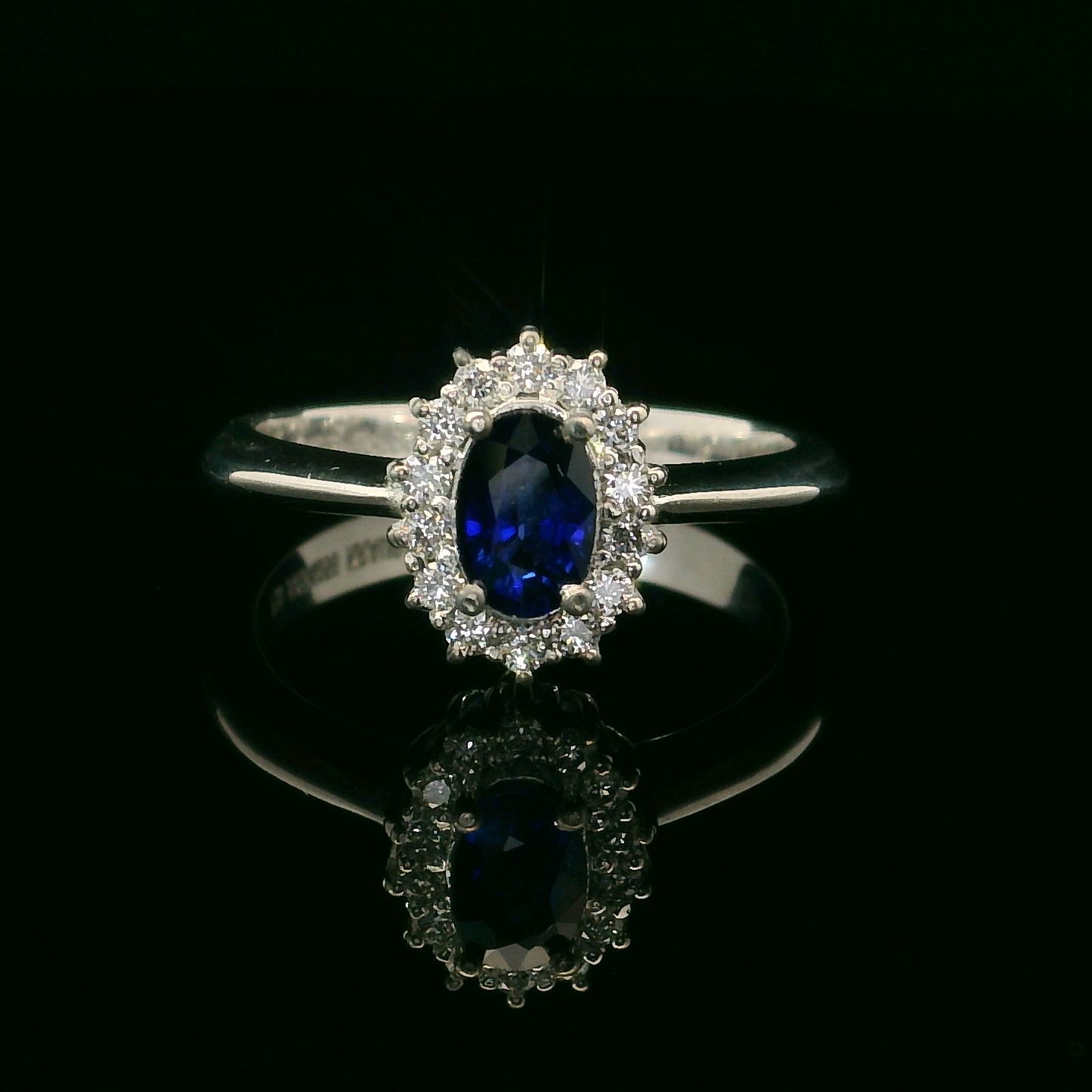 Elegant Sapphire and Diamond Ring - 18kt White Gold