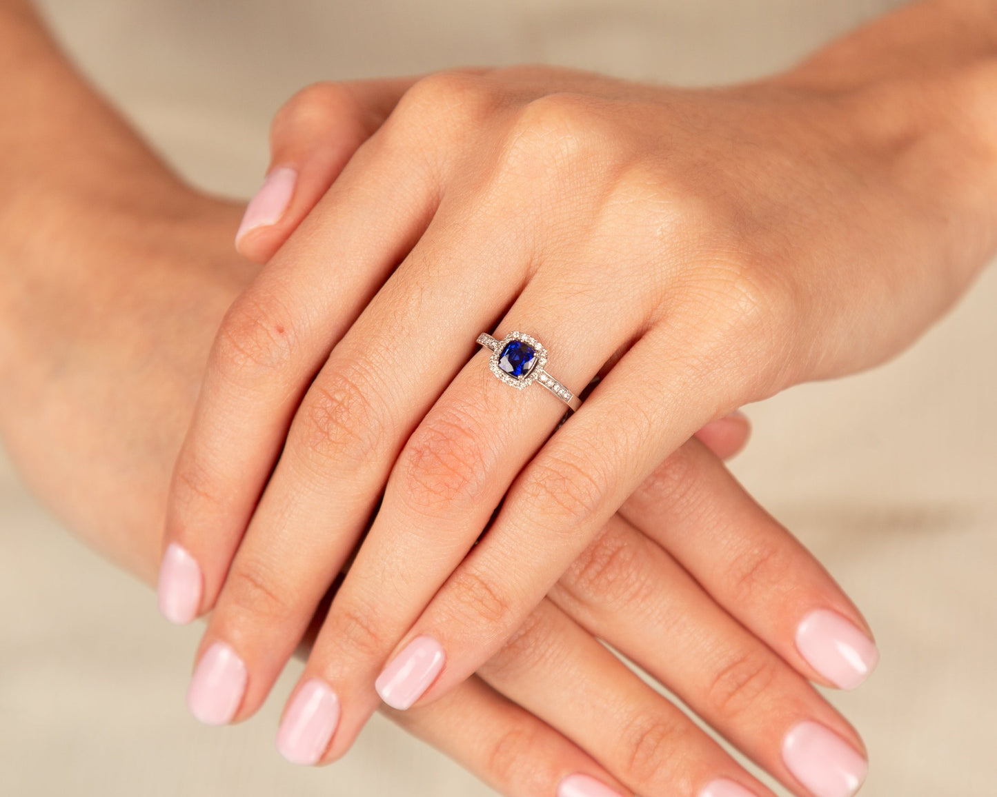 Elegant Sapphire and Diamond Ring - 18kt White Gold