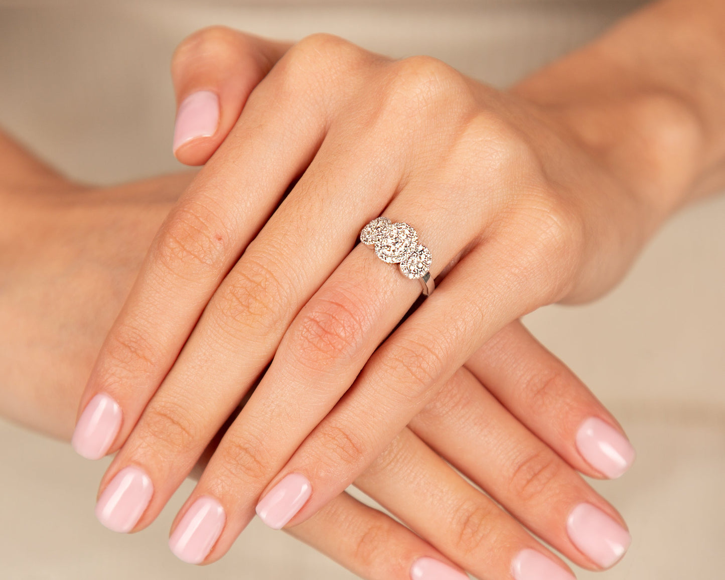 Diamonds Engagement Ring - 18kt White Gold