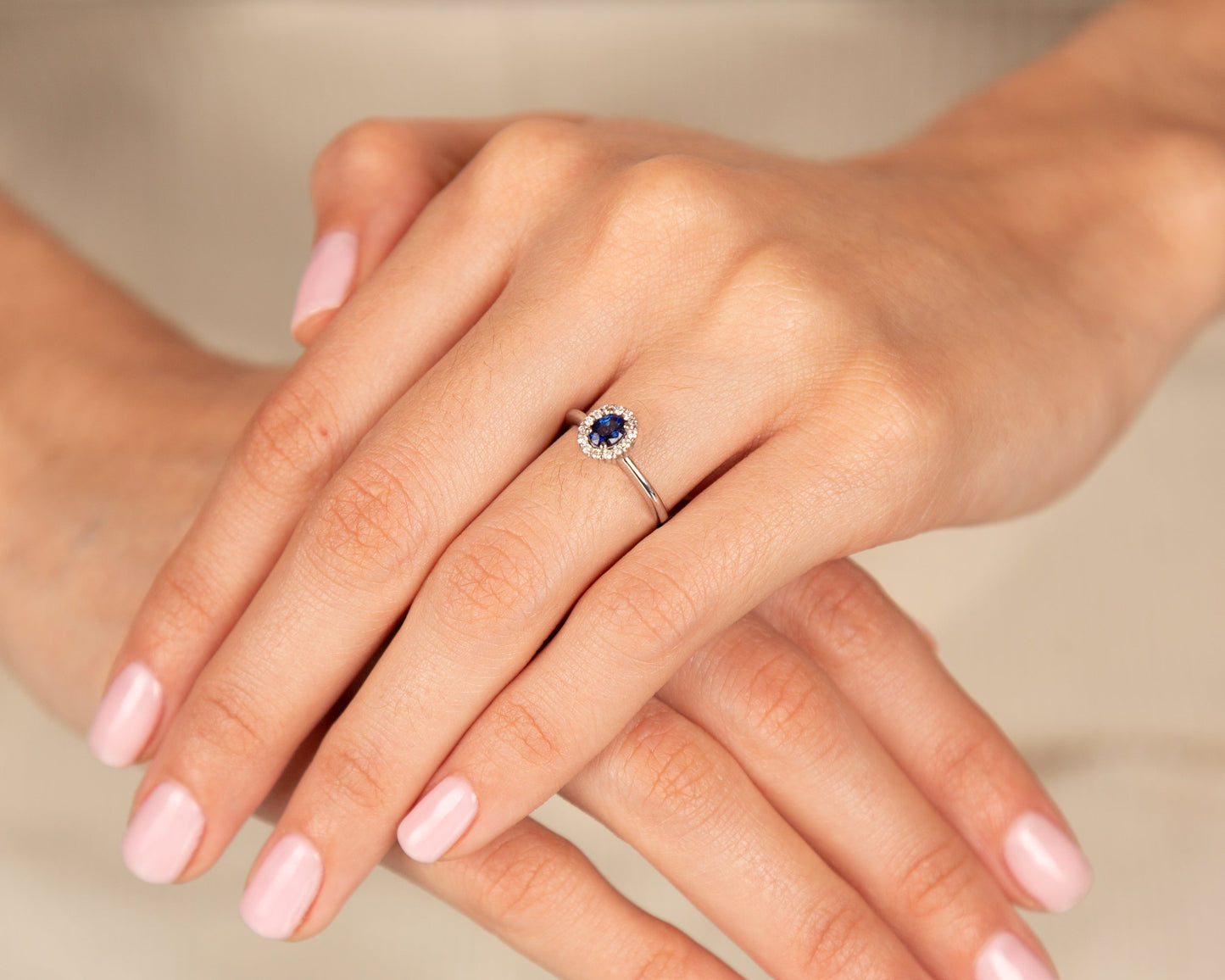 Elegant Sapphire and Diamond Ring - 18kt White Gold